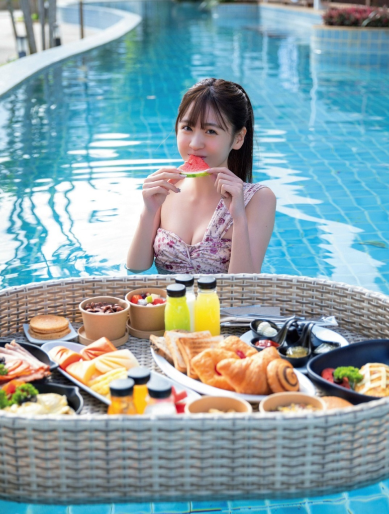 櫻井優衣の水着。プールの中でスイカを食べている。