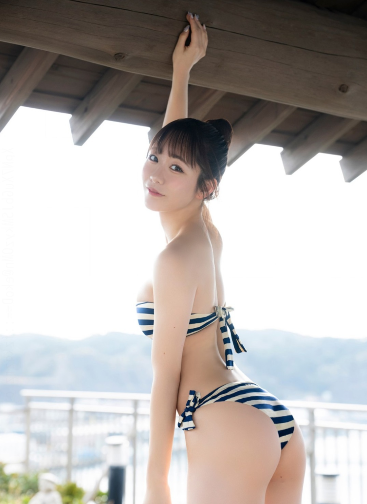 真中まなの水着。白と黒のボーダーの水着を着ている。